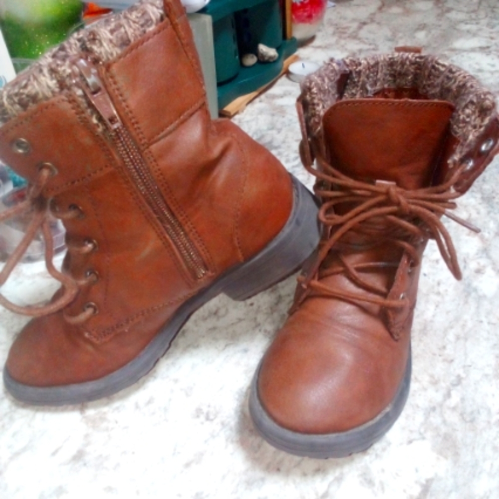 Gentally used girls knit top boots sz12